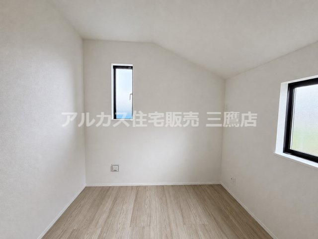 西武新宿線 花小金井駅 15分 新築戸建 小平市鈴木町1丁目の洋室|シンプルな内装の洋室。2箇所の窓から心地よい光と風を取り込めます。