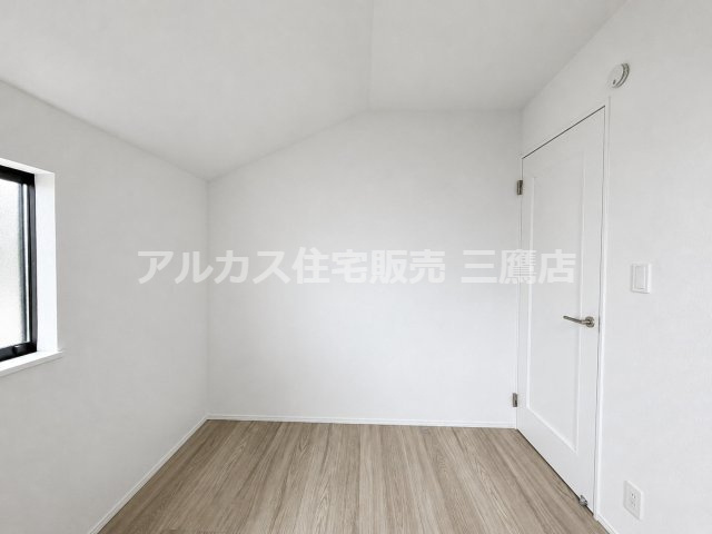 西武新宿線 花小金井駅 15分 新築戸建 小平市鈴木町1丁目の洋室|ホワイトの建具と木目調フロアが調和した洋室。家具の配置がしやすいすっきりとした形状です。