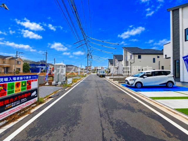 西武新宿線 花小金井駅 15分 新築戸建 小平市鈴木町1丁目の前面道路含む現地写真|幅員が十分に確保された整然とした前面道路。お車のすれ違いや入庫もスムーズに行える静かな住環境です。
