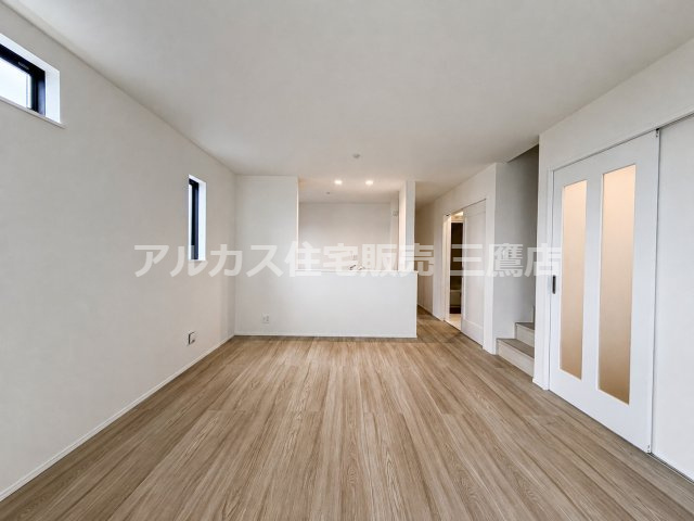 西武新宿線 花小金井駅 15分 新築戸建 小平市鈴木町1丁目の居間・リビング|温もりある木目調フローリングが広がるLDK。対面式キッチンからリビング全体を見渡せます。