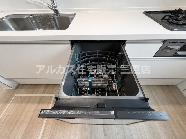 西武新宿線 花小金井駅 15分 新築戸建 小平市鈴木町1丁目のキッチン|家事効率を高めるビルトイン食器洗い乾燥機を標準装備。手荒れを防ぎ、節水にも貢献します。