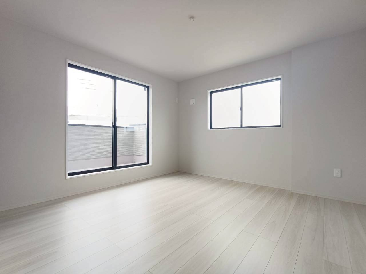 北葛飾郡松伏町　大字松伏　新築戸建　全3棟の洋室|大きな窓は陽当りにに加えて通気性能を上げてくれます