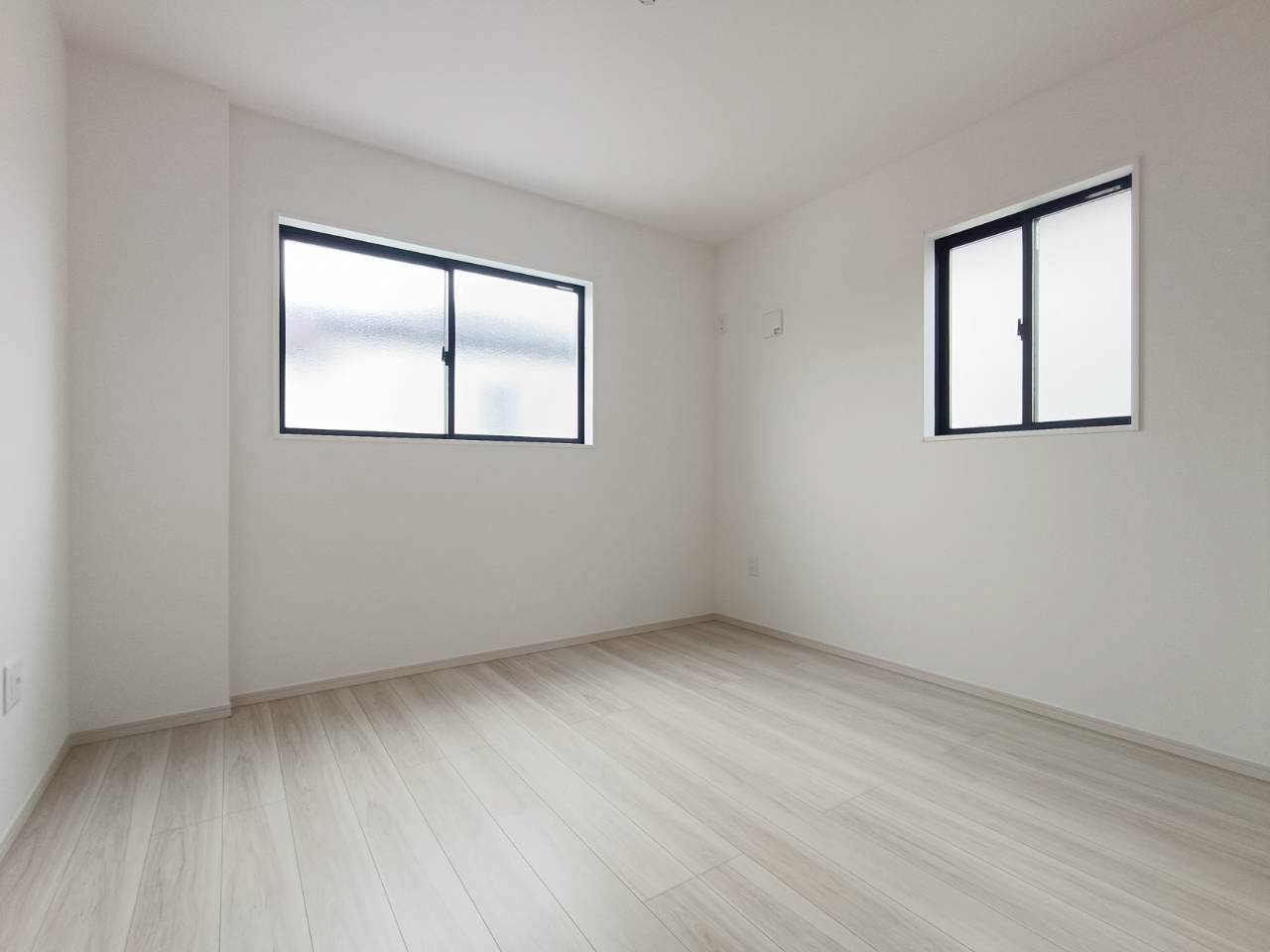 北葛飾郡松伏町　大字松伏　新築戸建　全3棟の洋室|落ち着いた色合いのフローリングです。