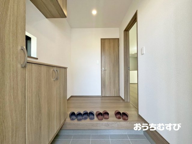 小牧市小牧1丁目137番(全1棟)の玄関