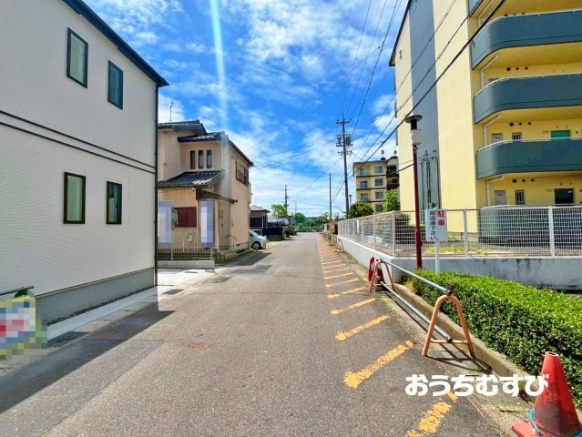 小牧市小牧1丁目137番(全1棟)の前面道路含む現地写真