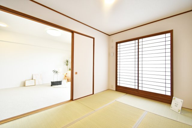 新大宮パークホームズの和室|和室6帖：障子や襖を取り入れた和風のお部屋です。リビング横に位置していますので、客間として・お子様のプレイルームとして・・・様々な用途でお使いいただける和室です。