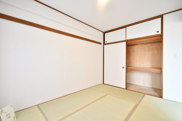 新大宮パークホームズの和室|和室6帖：押入タイプの収納ですので、収納力も高く来客用の寝具もそのまま収納出来ます！畳ですので、フローリングより暖かく柔らかい為、寝る人にも優しいお部屋となっております。
