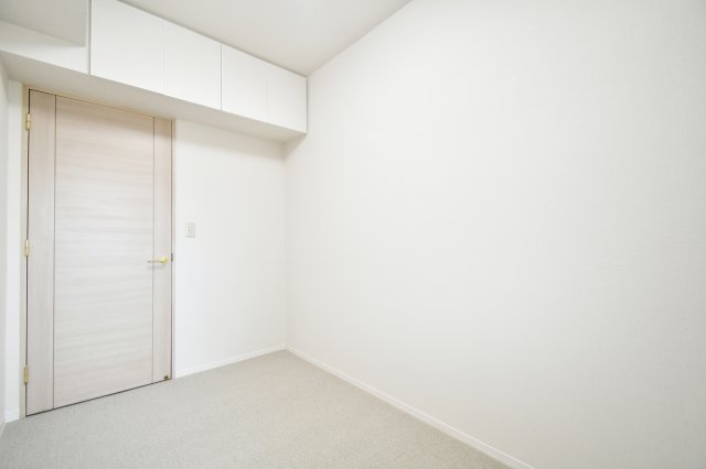 新大宮パークホームズの洋室|洋室②4.0帖：ベットとデスクを置いてぴったりのお部屋。お子様の初めての一人部屋におすすめです。白基調ですので