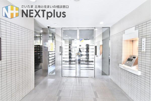 新大宮パークホームズのその他共用部分|白を基調とした清潔感のあるエントランスホールです。オートロック付きで防犯面に配慮されており、住まいの安心を守ります。日進駅徒歩10分の利便性と共に、心地よい暮らしの入口となる空間です。