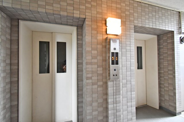 新大宮パークホームズのその他共用部分|エレベーターは2基設置されております!朝のラッシュの時間帯にも安心ですね！大荷物を抱えているときやお子様抱っこしているときでも楽々昇降できます。
