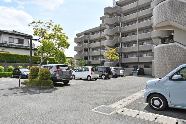 新大宮パークホームズの駐車場|敷地内に有料の専用駐車場が付いています。日進駅徒歩10分の好立地ながら、お車をお持ちの方も安心の住環境で 。空き状況等、詳細はお気軽にお問い合わせ下さい。
