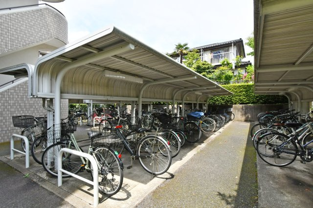 新大宮パークホームズの駐輪場|駐車場もご用意しておりますので、お車でご来店の方も安心してお越し頂けます。「今から物件を見たい」なども大歓迎！周辺環境・住みやすさetc.　ご家族の未来まで考え、ご提案させていただきます。
