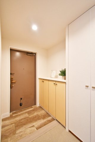 新大宮パークホームズの玄関|トールサイズのシューズボックスですので、ご家族分の靴がしっかり収納する事ができます！ブーツや長靴などの季節ものや、高さのあるヒールなどもまとめて収納できるのが嬉しいポイントです。