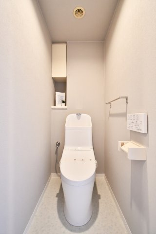 新大宮パークホームズのトイレ|清潔感のあるトイレ！吊戸棚がついておりますので備品補充も楽々行えます。つっぱり棒で生活感を隠せる為、掃除用具をしまうのもおすすめ！白基調で圧迫感を感じにくい空間です。