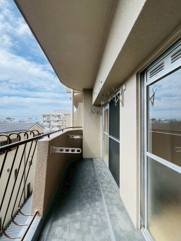 【バルコニー】 | シャトー幸福 | バルコニーは冬でも暖かい西向き。夏の間は暑さ対策をすると良いですね。