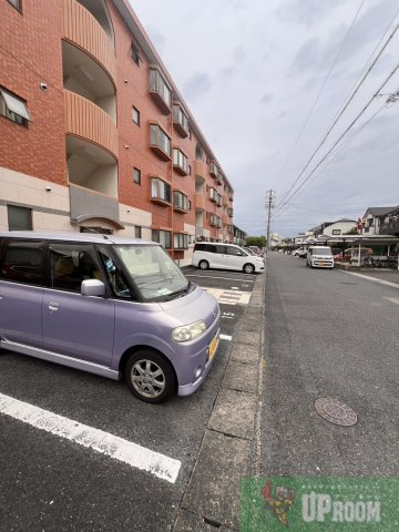プリミエール岩野Ⅱの駐車場