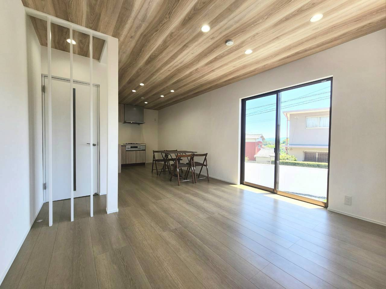 RESET HOUSE－リセットハウス戸畑区東大谷3丁目の居間・リビング|抜けない柱がデザイン格子に大変身♪