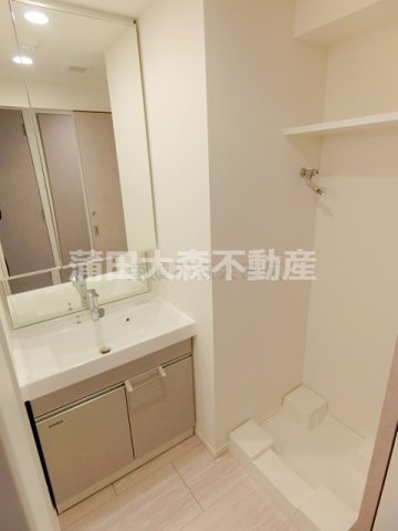 RJRプレシア蒲田の洗面所|洗面脱衣所　2面鏡の独立洗面台　室内洗濯機置き場