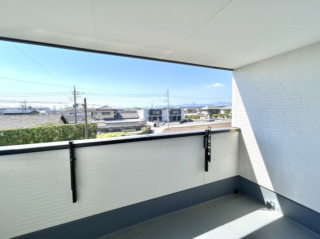 【新築戸建】藤岡森1期のバルコニー|■バルコニー｜プライバシーが守られたインナーバルコニーは、くつろぎの空間としても、アウトドアの空間としても活躍をしてくれます。