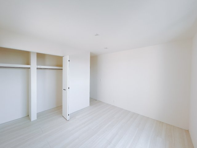 【新築戸建】藤岡森1期の寝室|■主寝室｜広い寝室ならインテリアも自由自在にお楽しみいただけます♪お外から帰ってきた後は寝室でゆっくり自分の時間をお過ごしください。