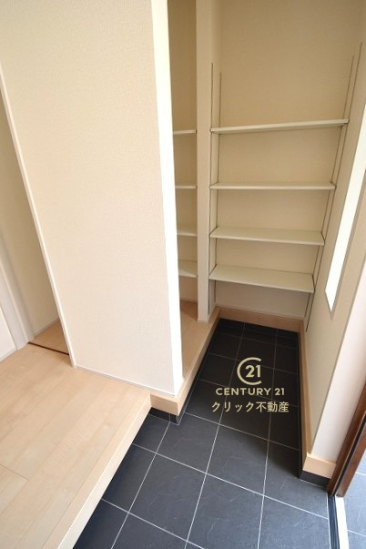 リーブルガーデン  水戸市堀町　第23　限定1棟！の玄関|SIC配備。靴の他、雨具、防災用品、スポーツ用品等を置くのもいいですね。オープンタイプの可動棚は置きたい物に合わせて自由な使い方ができます。