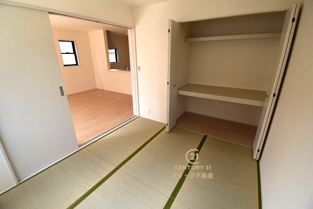 リーブルガーデン  水戸市堀町　第23　限定1棟！の和室|ペタンと座ったり寝転んだりできる和室はキッズルームにもピッタリ！お子様の遊ぶ様子やお昼寝をリビングから見守れます。大容量の収納スペース付きです。