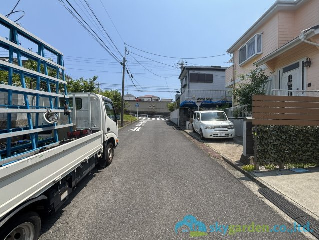 二宮町富士見が丘7期　新築戸建　全1棟1号棟の前面道路含む現地写真