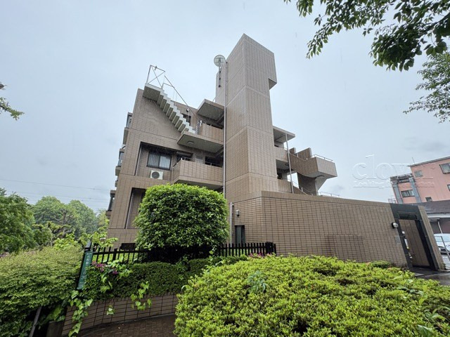 【外観】 | パークビュー狛江 | 私たち不動産業スタッフは、よく「いい面構えの建物です」「雰囲気ありますねえ」という言葉を使いますが、当マンションもまさにそのような姿で佇んでいます。～即日のご見学可能～　お問合せはお気軽にどうぞ。