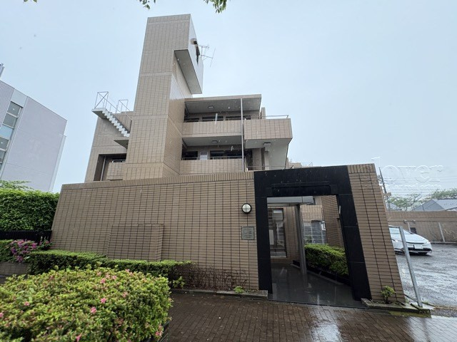 【外観】 | パークビュー狛江 | 手入れの行き届いた外壁やエントランスなど、「見ればわかる」レベルで清潔感を保ったマンションです。築年数を感じさせない姿で皆様をお出迎えします。～即日のご見学可能～　お問合せはお気軽にどうぞ。