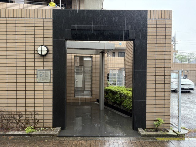 【エントランス】 | パークビュー狛江 | お客様を、そして住人を出迎えてくれるマンションのエントランス。ゴミが落ちていないことからも、管理状態の良さや住民の節度の高さが見て取れます。～即日のご見学可能～　お問合せはお気軽にどうぞ。