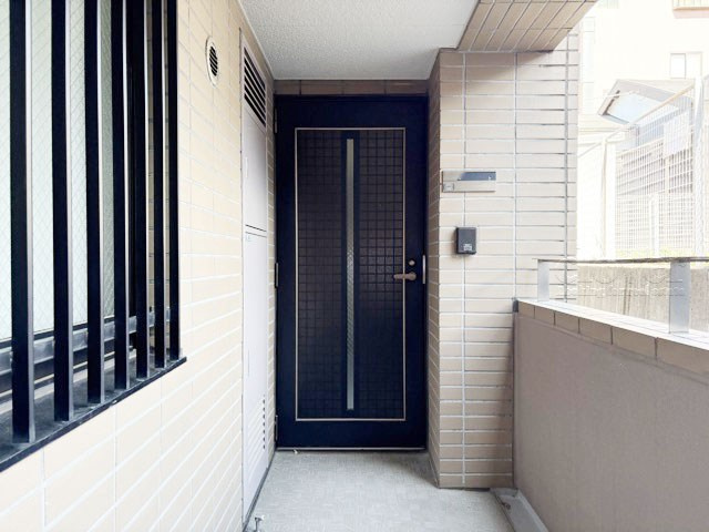 【その他共用部分】 | パークビュー狛江 | 皆様をお迎えする、お部屋の玄関ドア。開けやすさや開放角度、ドアノブの操作しやすさや鍵の形状などを、現地で一度ご確認ください。～即日のご見学可能～　お問合せはお気軽にどうぞ。