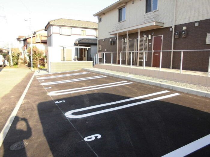 メゾンエミエールⅠの駐車場