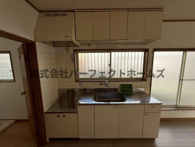 河合ハイツ池之宮のキッチン|コンパクトなキッチンで掃除もラクラク