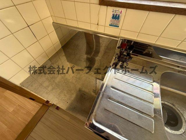 河合ハイツ池之宮のキッチン|コンパクトなキッチンで掃除もラクラク