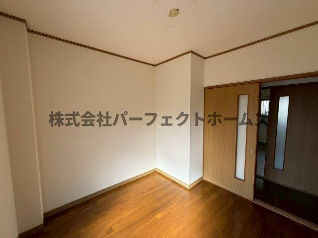 河合ハイツ池之宮の洋室|落ち着いた色調の洋室です