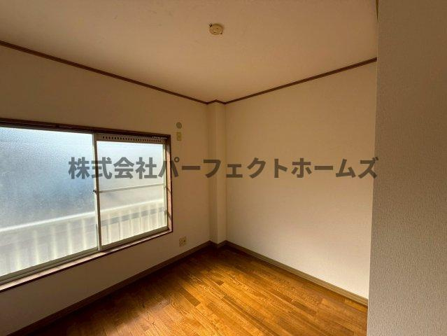 河合ハイツ池之宮の洋室|広々とした洋室です