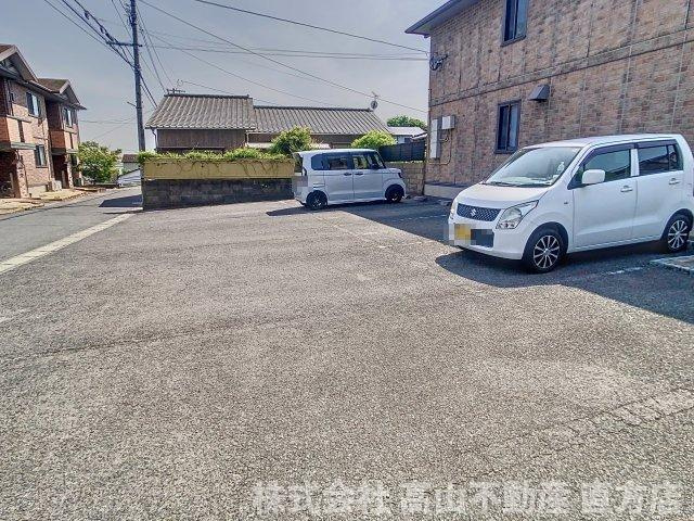 パインテールの駐車場