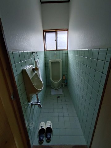 安来市切川町戸建のトイレ|男子トイレ