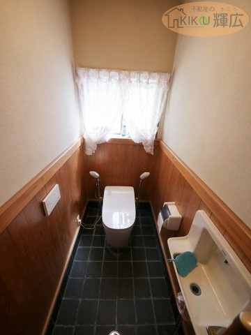 高砂市高砂町藍屋町　中古戸建のトイレ