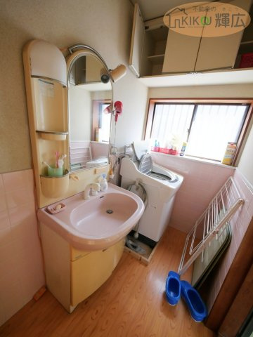 高砂市高砂町藍屋町　中古戸建の独立洗面台