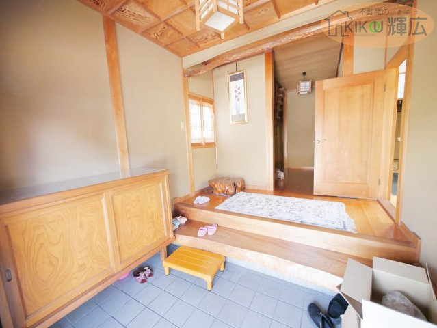 高砂市高砂町藍屋町　中古戸建の玄関