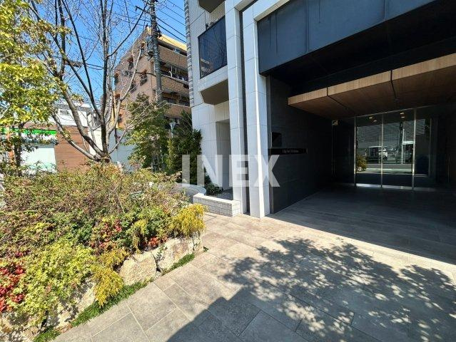 横浜市南区新川町２丁目の賃貸マンションのエントランス