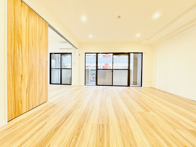 【居間・リビング】 | コアマンション美野島 | 約15帖のリビングダイニング。ダイニングテーブルやソファなどを置いていただいてもゆったりとお過ごしただけます♪
