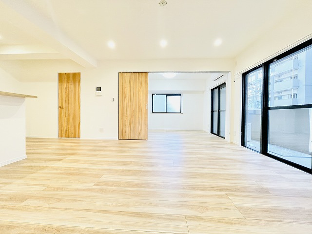 【居間・リビング】 | コアマンション美野島 | リビングには隣接するお部屋があり、お子様のプレイルームやお昼寝、リビングと繋げればより広々とした空間になり、様々なご活用方法がございます◎
