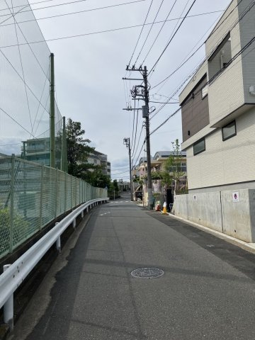 戸建 横浜市神奈川区六角橋５丁目の前面道路含む現地写真