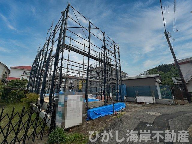 茅ヶ崎市南湖4丁目　新築戸建　全２棟の前面道路含む現地写真|4月24日撮影　建築中　現地外観
