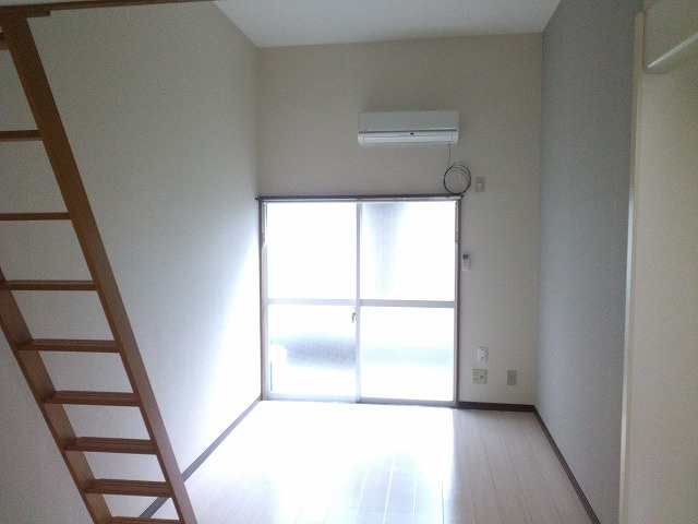 フラット妻田の居間・リビング|アクセントクロスのお部屋です