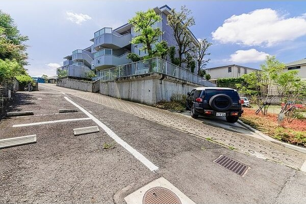 クレッセンド清水ヶ岡の駐車場