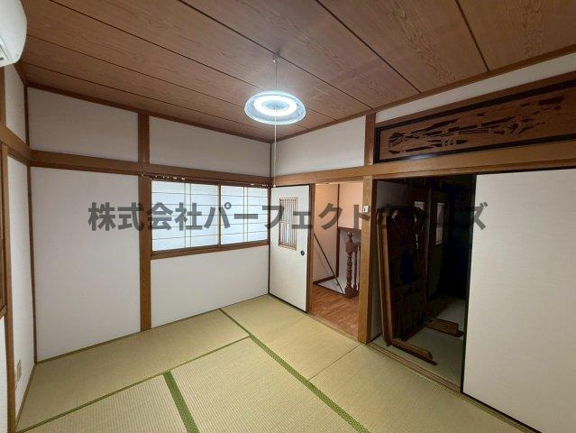 禁野本町1丁目戸建　賃貸の和室|落ち着いた雰囲気の和室付きです