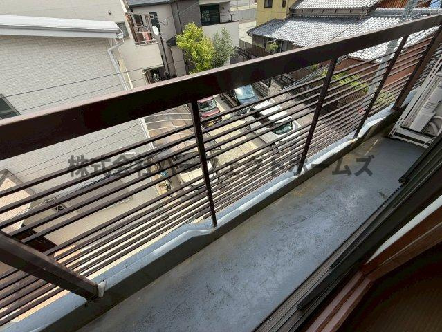禁野本町1丁目戸建　賃貸のバルコニー|バルコニーからの眺めを楽しみながら食事をしませんか